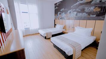 Habitación Deluxe con 2 camas individuales, vista a la ciudad | Escritorio, tabla de planchar con plancha y wifi gratis