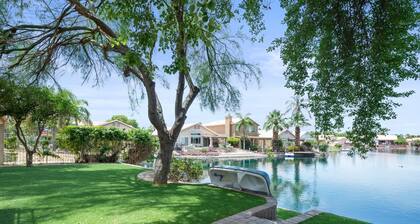 Charming Lakefront House, close to everything, AC/WIFI, close to airport, Pool.
