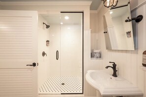 Douche, articles de toilette écologiques, sèche-cheveux