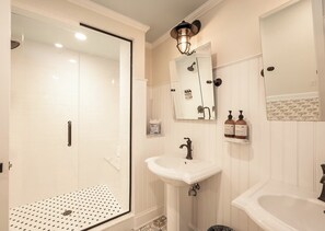 Regadera, amenidades de baño ecológicas, secadora de cabello, toallas 