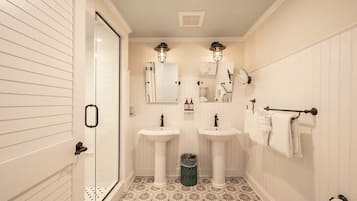 Regadera, amenidades de baño ecológicas, secadora de cabello, toallas
