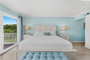 3 bedrooms, iron/ironing board, travel cot, free WiFi - Direct Oceanfront Indialantic Getaway – Balcony, Patio & BBQ Grill! (Indialantic)