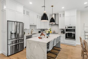 Fridge, microwave, oven, stovetop - Elegant Indialantic Townhome Retreat W/ Private Balconies, Patio & BBQ Grill! (Indialantic)