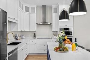 Kylskåp, mikrovågsugn, ugn och spishäll