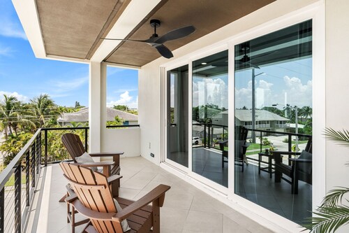 Seaside Indialantic Escape – Sleek Townhome with Private Balconies & Patio!