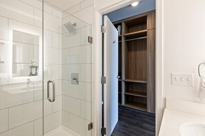 Douche, séchoir à cheveux, serviettes fournies