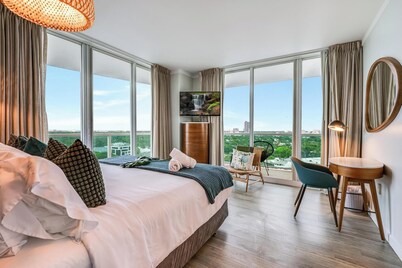 Elegant 2BR Condo at Hotel Arya | Full Kitchen, Wraparound Views, Washer/Dryer, 2 Parking Spots