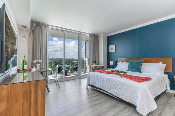 Escritorio, tabla de planchar con plancha y wifi gratis