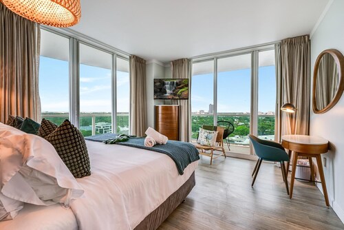 Modern 3BR/3.5BA Grove Condo | Views, Balconies, Full Kitchen + 3 Parking
