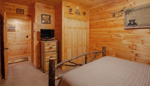 4 bedrooms, desk, WiFi (free), bed sheets - Secluded Wooded Retreat | Hot Tub, Game Room, Fire Pit | 15 minutes to Blue Ridge (Blue Ridge)