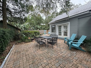 Outdoor dining - Historic Coastal Retreat: 3‑BR Cape Cod Cottage w/ Courtyard, Porch & Bay Access (Apalachicola)