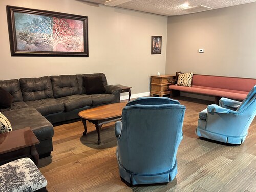 Spacious 3 bedroom apartment 3 miles from Wolf Creek Dam. Pet friendly!