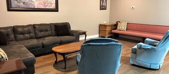 Spacious 3 bedroom apartment 3 miles from Wolf Creek Dam. Pet friendly!