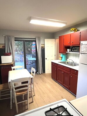 Refrigerador, microondas, horno y cafetera y tetera