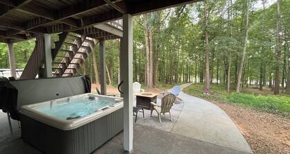Spacious and quiet lakehouse with dock on Lake Hartwell