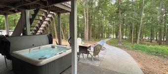 Spacious and quiet lakehouse with dock on Lake Hartwell