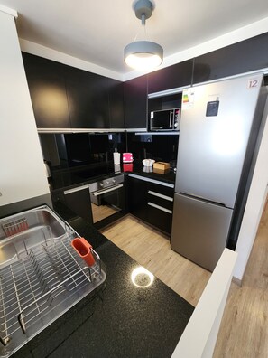 Frigorifero, microonde, forno, piano cottura
