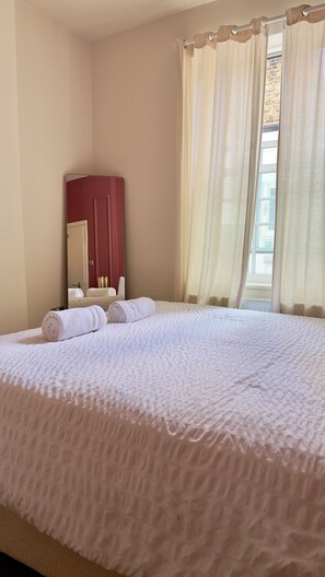 Iron/ironing board, WiFi, bed sheets