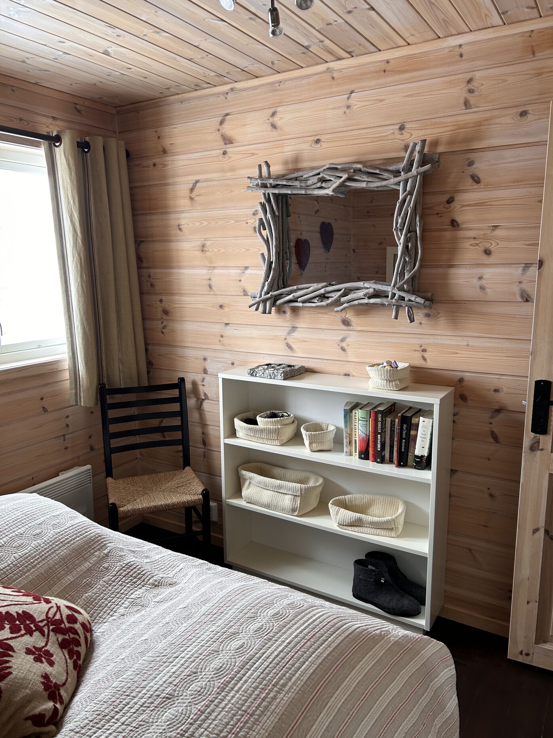 Iron/ironing board, bed sheets