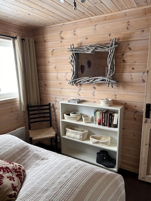Iron/ironing board, bed sheets