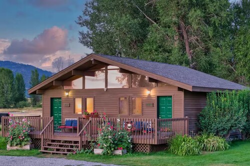 Cottonwood cabin next to Pond