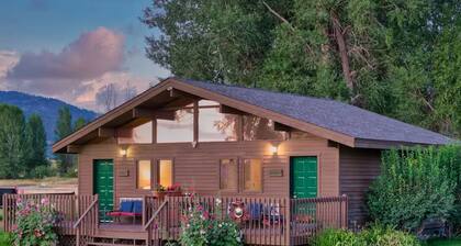 Cottonwood cabin next to Pond