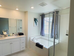 Hair dryer, towels, soap, toilet paper - Spacious 4-bedroom house with WiFi, AC in peaceful Chino (Chino)