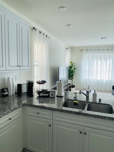 Spacious 4-bedroom house with WiFi, AC in peaceful Chino