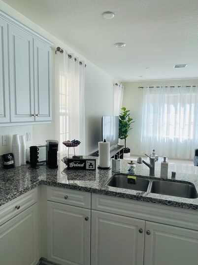 Spacious 4-bedroom house with WiFi, AC in peaceful Chino