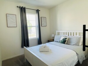 Een strijkplank/strijkijzer, wifi, beddengoed, rolstoeltoegankelijk