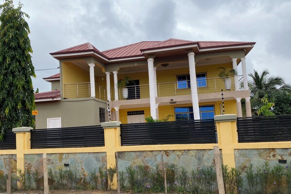 Exterior - Spacious 7-bedroom house with WiFi and AC in Dawhenya (Dawhenya)