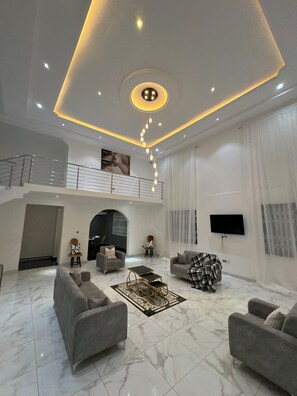 Interior - Spacious 7-bedroom house with WiFi and AC in Dawhenya (Dawhenya)