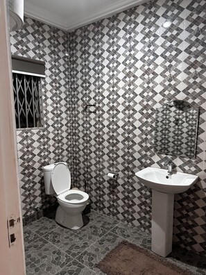 Towels, toilet paper - Spacious 7-bedroom house with WiFi and AC in Dawhenya (Dawhenya)