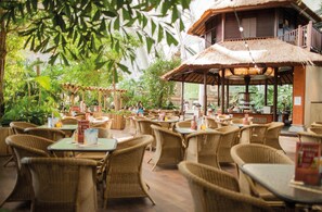 Mobile Home | Outdoor dining