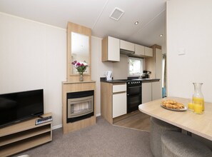 Mobile Home | Private kitchen - Sunseeker Caravan by Belvilla (Looe)