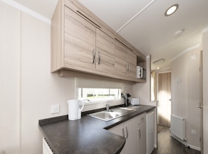 Mobile Home | Private kitchen - Sunseeker Caravan by Belvilla (Looe)