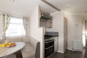 Mobile Home | Private kitchen - Sunseeker Caravan by Belvilla (Looe)