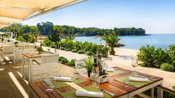 Mobile Home | Outdoor dining