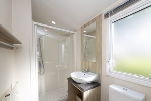 Mobile Home | Bathroom - Suncrest Plus Caravan by Belvilla (Looe)