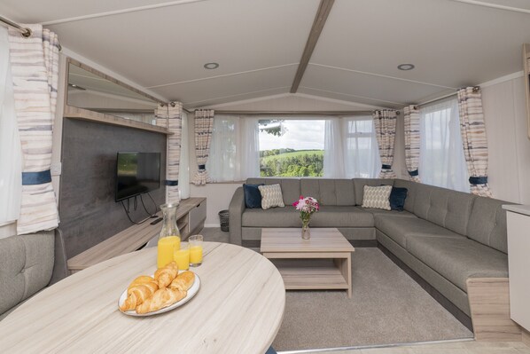 Mobile Home | Living area - Suncrest Plus Caravan by Belvilla (Looe)