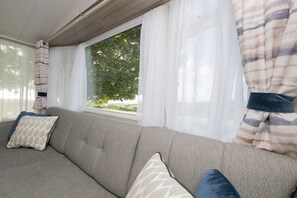 Mobile Home | Living room - Suncrest Plus Caravan by Belvilla (Looe)