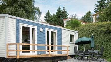 Stacaravan | Buiten dineren