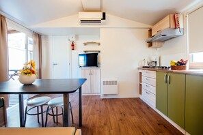 ラグジュアリー モバイルホーム | レストラン