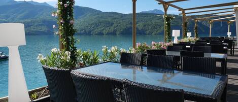 Mobile Home | Outdoor dining