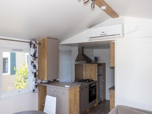 Mobile Home | Private kitchen - Apartment by Lake Serre-poncon With Pool (Chorges)