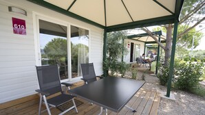 Mobile Home | Outdoor dining - Mobile Home in Cres Near Pebble Beach (Cres)
