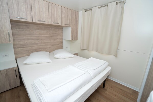 Casa móvil | 2 dormitorios, mobiliario individual, ropa de cama