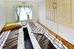 Asuntovaunu | 3 makuuhuonetta, yksilöllisesti kalustettu, vuodevaatteet