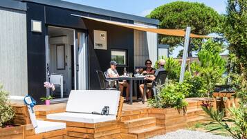 Mobile Home | Outdoor dining