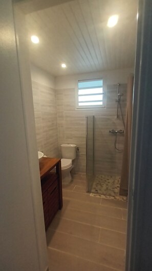 Dusche, Handtücher, Toilettenpapier